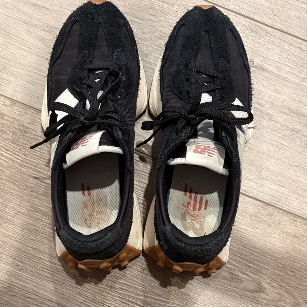 Black New Balance 327, women’s 7.5